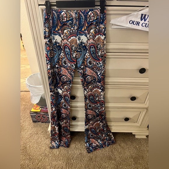 Women’s Flare Pattern pants. Women’s (S/M) polyester. - Picture 2 of 2